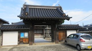 山門を入ると、綺麗に手入れされた境内と、その奥に建つ立派な本堂が印象的でした。