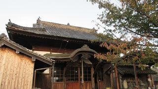 本堂は、藩校明倫館の遺構の孔子廟を移築したものとのことで、大変に存在感がありました。