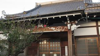 可愛らしい椿のデザインの装飾が施された本堂。