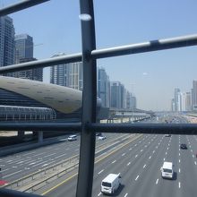 流線型のメトロ駅入り口建物