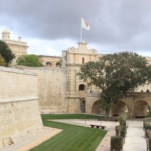 城壁沿いから門にたどり着きます