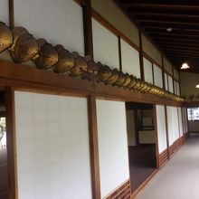 和館の廊下の鴨居に並ぶ金兜