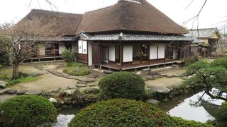 見事な茅葺屋根を有す家老屋敷