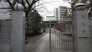 大きくて立派な本堂