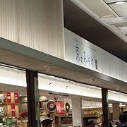 新幹線改札内にある大きな土産物店