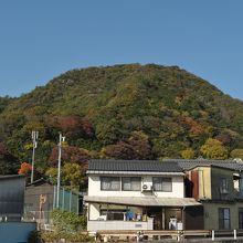 山頂の平たさに跡が残る