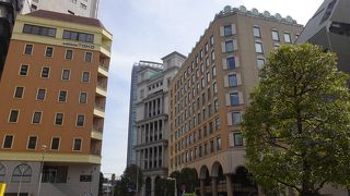 特徴的なファサードの建物が