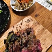 賑やかな肉バル