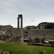 柱2本残っている古代ローマの劇場