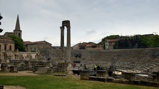 柱2本残っている古代ローマの劇場