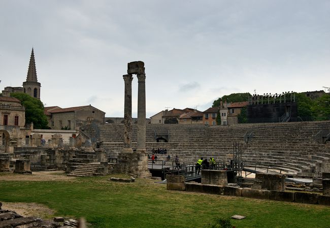 柱2本残っている古代ローマの劇場