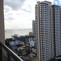 24階の部屋のバルコニーからマニラ湾を眺められました