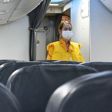 武漢肺炎の影響で乗客激減、客室乗務員さんもマスク姿