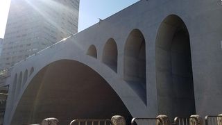 美しいアーチ橋自体と下流の珍しい光景と