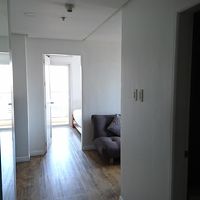 入って右手にバスルーム、真ん中にリビングとキッチン、奥に寝室