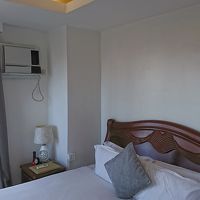 窓が大きな寝室