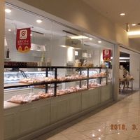 パン屋あり、館内1F