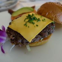 チーズバーガーもボリューミー。