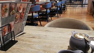 広々していておしゃれなカフェ