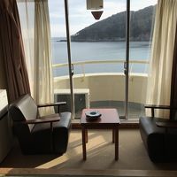 部屋から海を望む