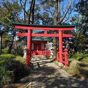 洗足池の弁天島にある朱塗りの神社は厳島神社とも呼ばれる洗足池弁財天