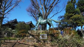 源頼朝に関連する伝説の名馬「池月」の像は千束八幡神社の脇にあります