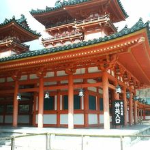 大極殿に向かって左側。神苑への入口にもなってます