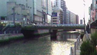 上川端商店街の裏手を流れていて遊歩道を歩けます