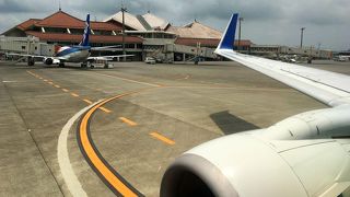 赤瓦が美しい空港。