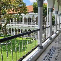 中庭に面した回廊と中庭がラッフルズ・ホテルにそっくりの雰囲気