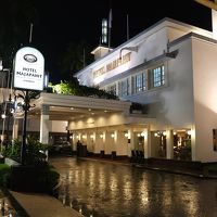 トゥンジュンガン通りに面した夜のホテル正面外観。