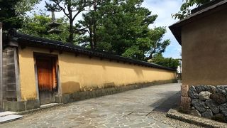 道に折れがある、土壁に囲まれた通り。