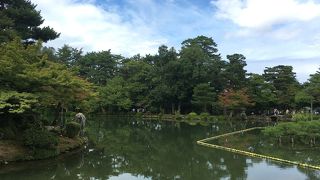 兼六園の中央にある大きな池。