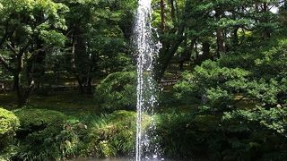 高低差を利用した噴水。