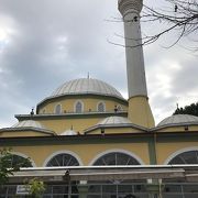 モスクの周りの公園ではバザール