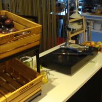 ブッフェ式の朝食　搾りたてのオレンジジュースは最高