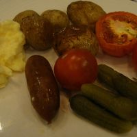 ブッフェ式の朝食　料理をお皿に盛り付け