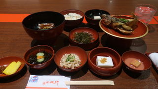 琉球料理と舞踊が楽しめる ♪