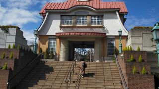 復元された大正ロマンを感じさせるレトロな旧駅舎