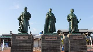 迫力ある三志士像