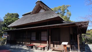 茅葺き屋根の歴史ある建物