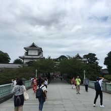 石川橋の上から石川門方向を見る。