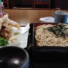 マイタケ天蕎麦。お蕎麦は2枚をぺろりとイケます。