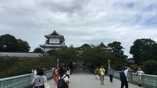 兼六園方面から石川門へ向かう橋。