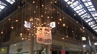 昼間は おばあの洋品店 それらが閉まると飲み屋がオープン