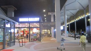 空港到着階に次々と新店舗が営業