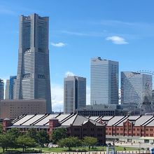 高層ビル群と赤レンガ倉庫