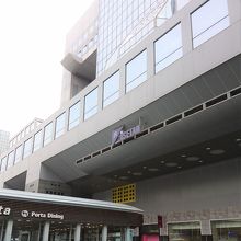 京都駅西口改札前の2階のショッピングゾーン