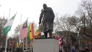 国会議事堂前の小さな公園　著名なイギリス首相の銅像が並びます
