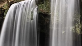 カーテンのように流れる滝
